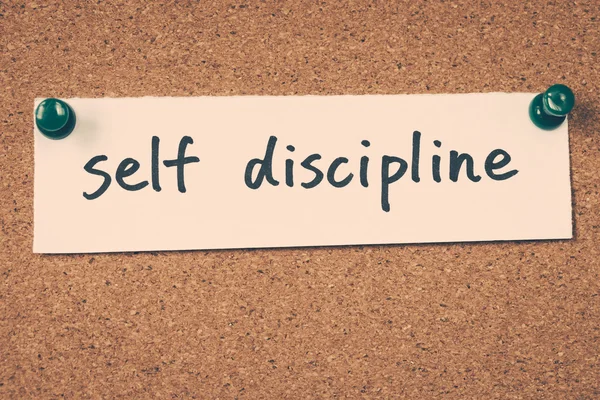 Auto disciplina nota fixada no quadro de avisos — Fotografia de Stock