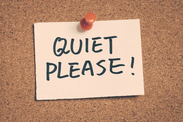 Quiet please note pinned on the bulletin board — Stock Photo, Image