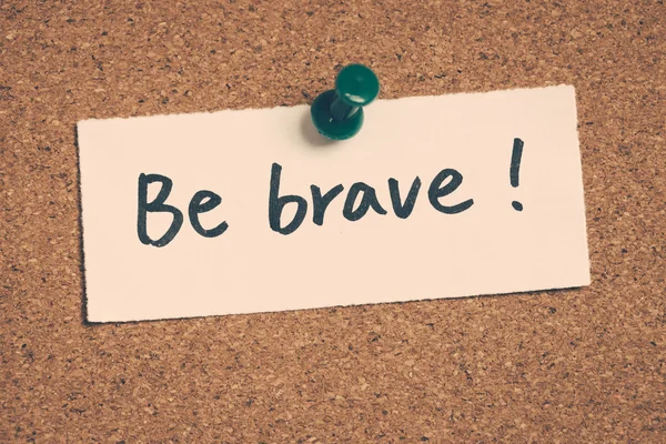 Be brave note pinned on the bulletin board — Stock Photo, Image