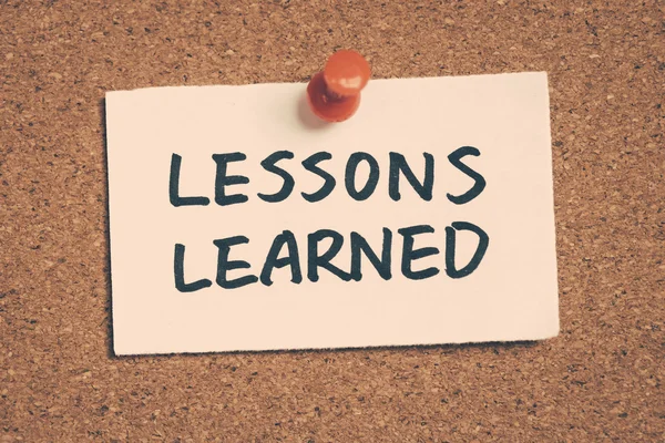 Lessons learned note pinned on the bulletin board — Stock Photo, Image