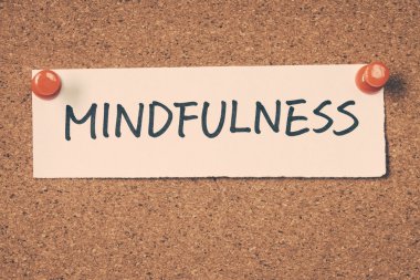 Mindfulness Not ilan panosuna iğnelenmiş