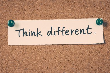 farklı Not ilan panosuna iğnelenmiş düşünüyorum