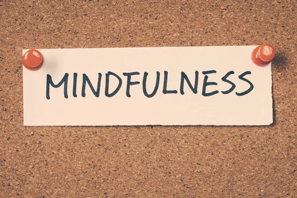 Mindfulness Not ilan panosuna iğnelenmiş