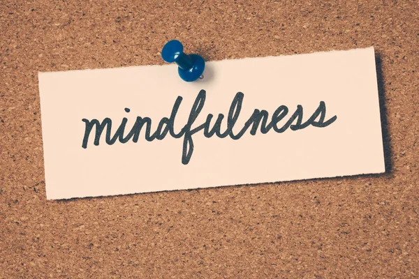 Mindfulness note pinned on the bulletin board — Stock Photo, Image