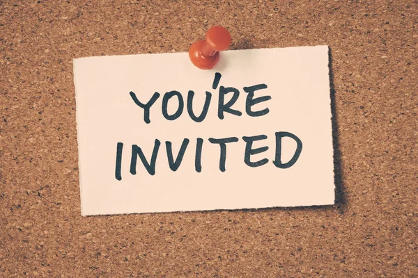 You 're invited note pinned on the bulletin board — стоковое фото
