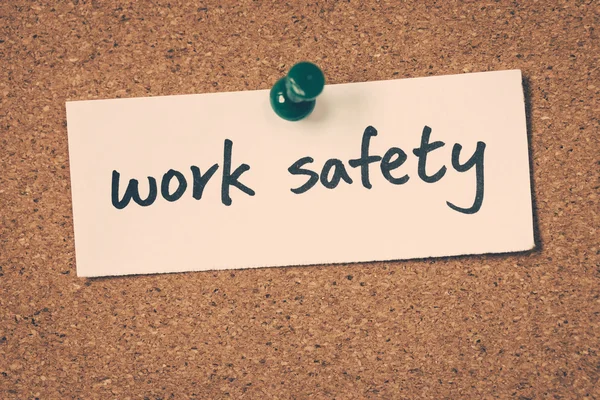 Nota de segurança de trabalho fixada no quadro de avisos — Fotografia de Stock