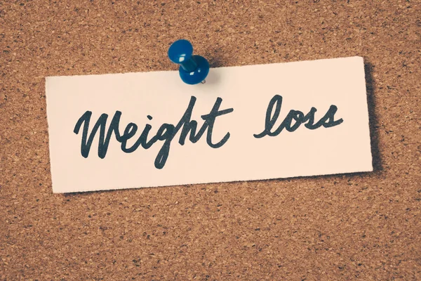 Gewichtsverlust-Zettel an die Pinnwand heften — Stockfoto