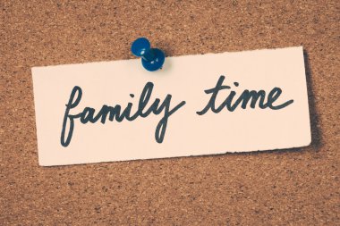 Aile zaman not ilan panosuna iğnelenmiş