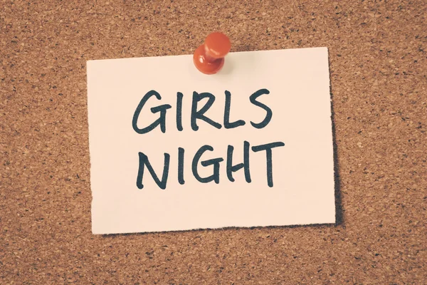 Noite de meninas nota fixada no quadro de avisos — Fotografia de Stock