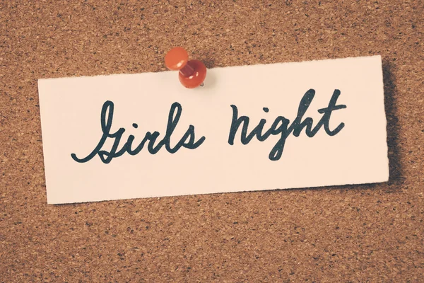 Ночь девочек записка прикреплена на доске объявлений — стоковое фото