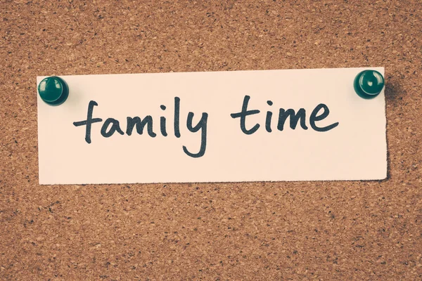 Family time note pinned on the bulletin board — Stock Photo, Image