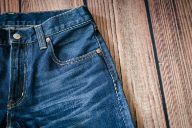 Ahşap arka planda mavi kot pantolon