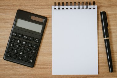 hesap makinesi, not defteri ve kalem