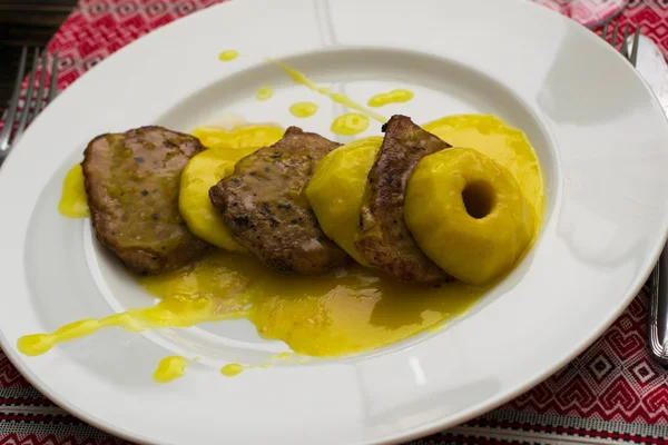 アップル ソースにパイナップルと豚肉のメダリオン — ストック写真