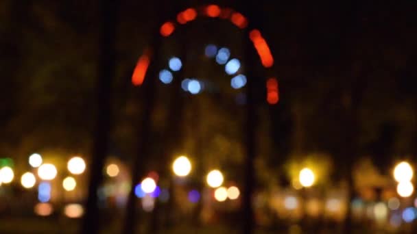 Βίντεο ρόδα λούνα παρκ και τους ανθρώπους στο πάρκο το βραδινό περπάτημα στη — Αρχείο Βίντεο