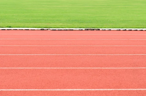 Pista de corrida com campo de futebol — Fotografia de Stock