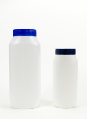 İzole beyaz zemin üzerine beyaz plastik şişe