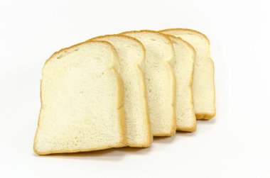 Beyaz arkaplanda izole edilmiş ekmek dilimleri