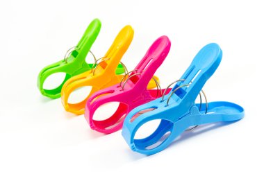 Beyaz bir arka plan üzerinde renkli plastik mandal