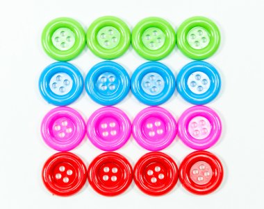 Düğmeleri dikiş beyaz arka plan üzerinde renkli