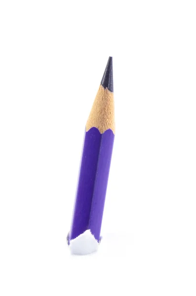Фиолетовый карандаш закрыть на белом фоне — стоковое фото