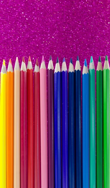 紫色の背景にカラフルな鉛筆 — ストック写真