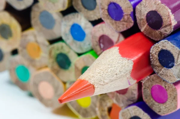 Nahaufnahme roter Bleistift mit Bleistiften auf weißem Hintergrund — Stockfoto