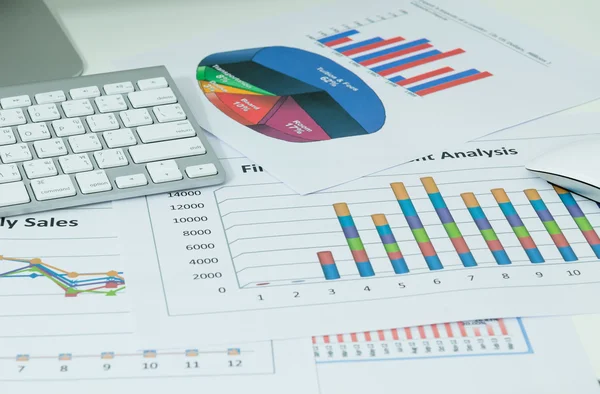 Grafici aziendali con tastiera — Foto Stock