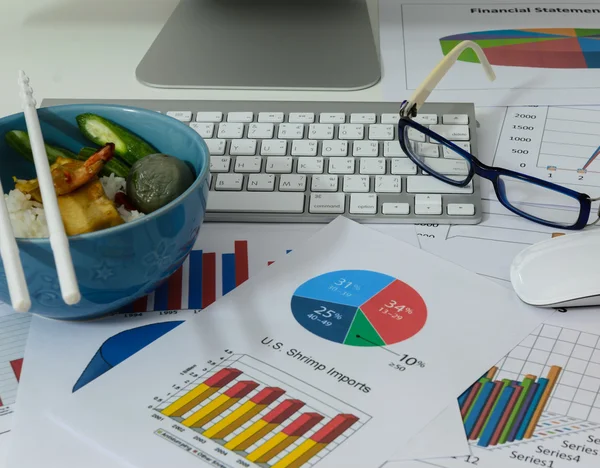 Gráficos o gráficos de negocios y almuerzo con teclado estilo vintage —  Fotos de Stock