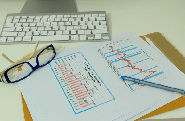 Zakelijke grafieken en diagrammen met toetsenbord vintage stijl — Stockfoto