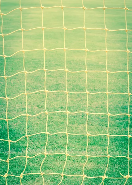 ตาข่ายประตูกับสนามฟุตบอลสีเขียววินเทจ — ภาพถ่ายสต็อก