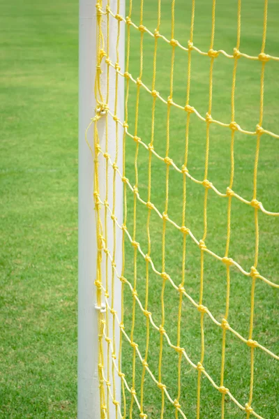 緑のサッカーのフィールドとゴールネット — ストック写真