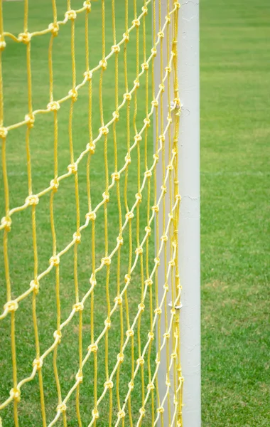 Red de goles con campo de fútbol verde — Foto de Stock