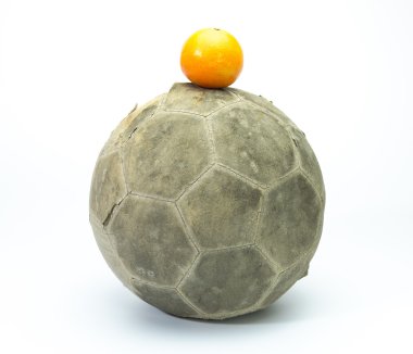 Turuncu zemin üzerine futbol üzerinden