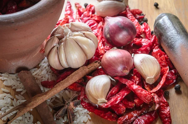 Thai especias ingredientes para cocinar en la mesa — Foto de Stock