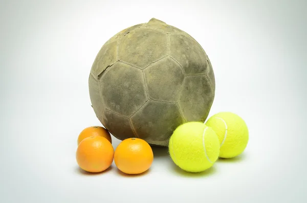 Fútbol con pelota de tenis y naranjas aisladas — Foto de Stock