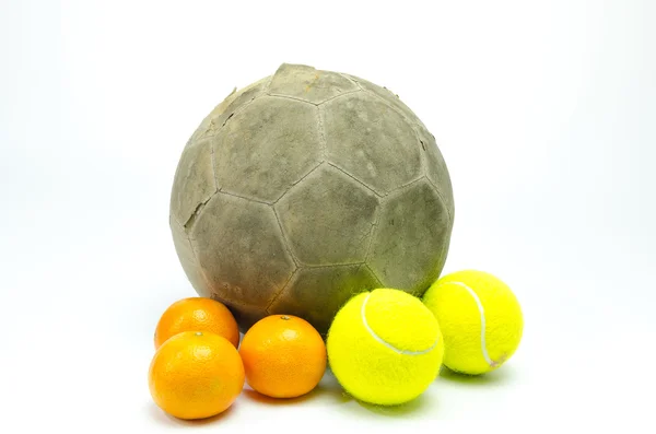 Изолированный футбол с теннисным мячом и апельсинами — стоковое фото