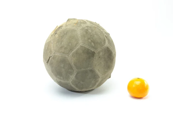 Футбол на фоне оранжевого — стоковое фото