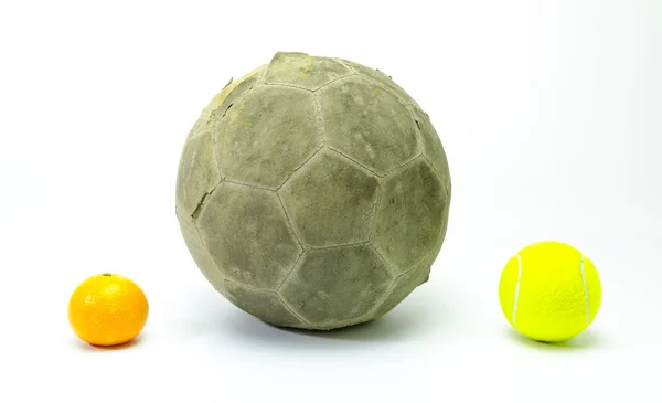 Футбол на фоне теннисного мяча и апельсинов — стоковое фото