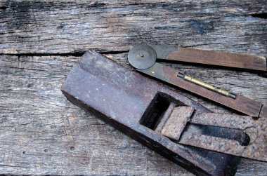 Ahşap arka plan (uçak ve ölçer üzerinde eski vintage el aletleri)