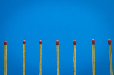 Fikir ve ilham için mavi arka plan ayarını maçlar