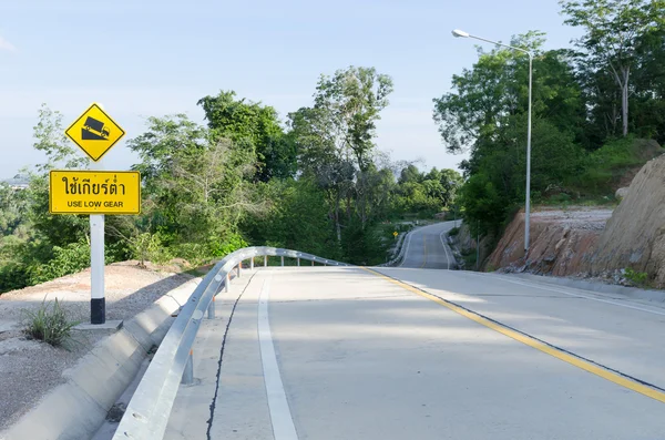 Camino de campo cuesta abajo en el bosque —  Fotos de Stock