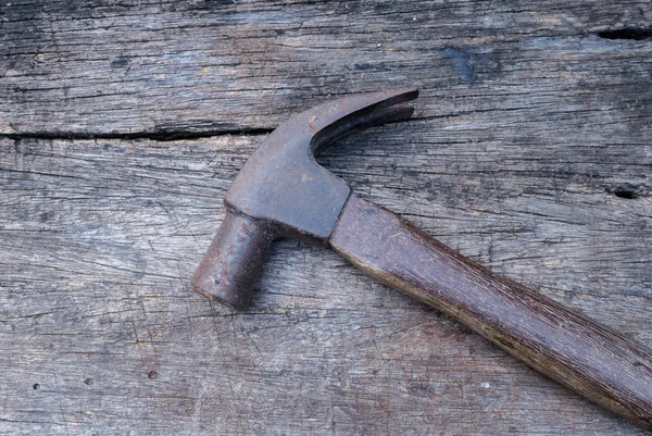 Ahşap arka plan üzerinde eski vintage çekiç el aletleri