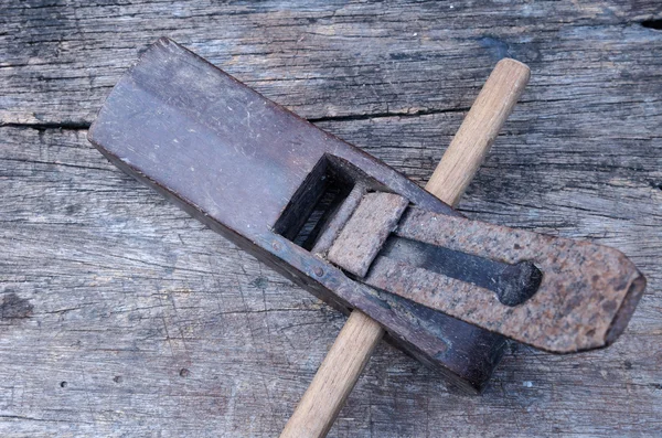 Ahşap arka plan eski vintage marangoz uçakta