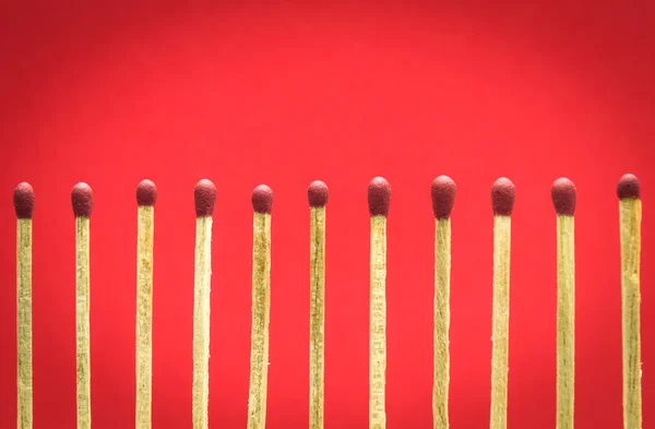 Ajuste de partido sobre fondo rojo para ideas e inspiración —  Fotos de Stock