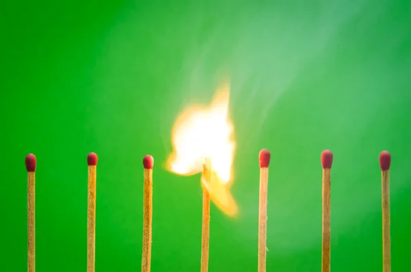 Jogo Burnning configuração em fundo verde para ideias e inspira — Fotografia de Stock