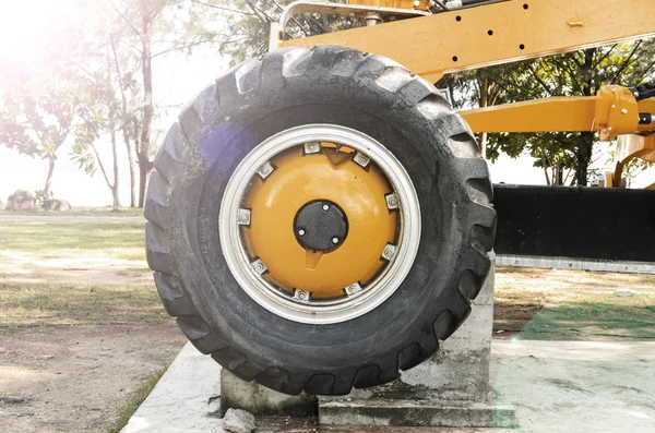 Roda do trator com foguete — Fotografia de Stock