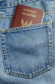 Thajské passport v kapse Jeana připraven k cestování