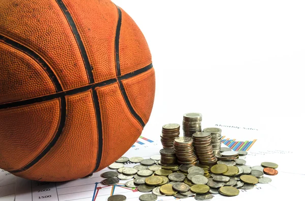 Baloncesto y monedas de dinero sobre fondo blanco Fotos De Stock Sin Royalties Gratis