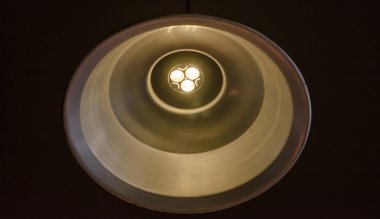 LED ışıklı ve yukarıdan alınan ampul 